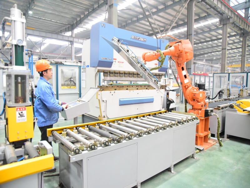 電梯企業(yè)生產(chǎn)車間忙趕訂單