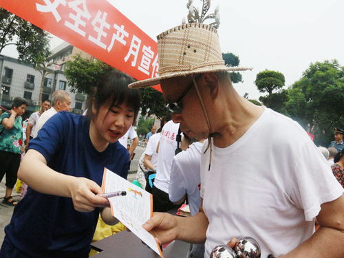 納溪大隊(duì)借力 安全生產(chǎn)月 集中咨詢?nèi)栈顒?dòng)開展消防安全宣傳